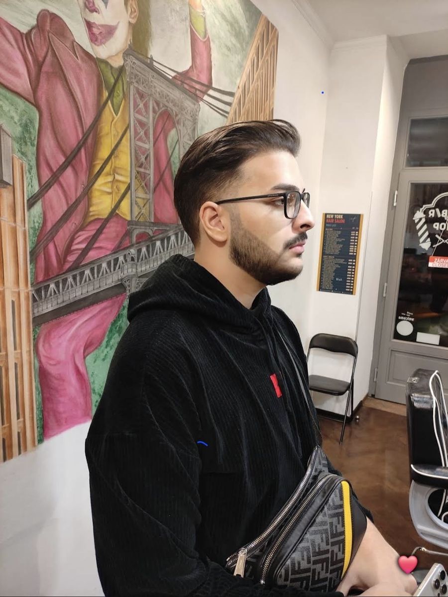 Slicked pompadour haircut, side profile