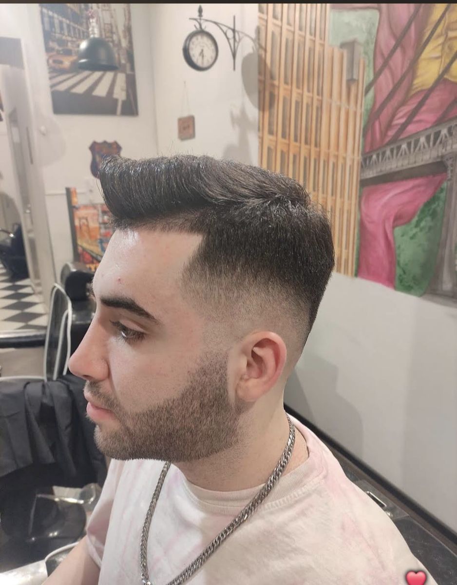 Wavy pompadour haircut, side profile